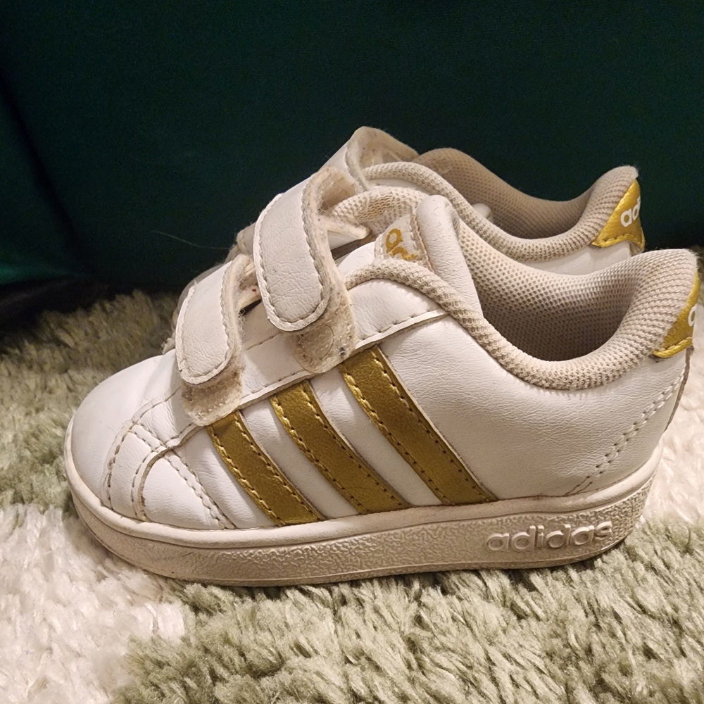 Adidas Kids Sneakers in White and Gold Stripes